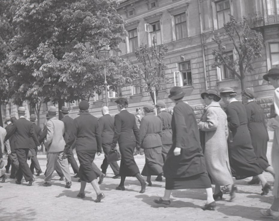 Die Ungleichzeitigkeit des Gleichzeitigen:  Not long ago, when the age of innocence ended, and everything was possible