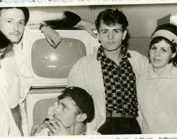 Visual in/and Historical Research