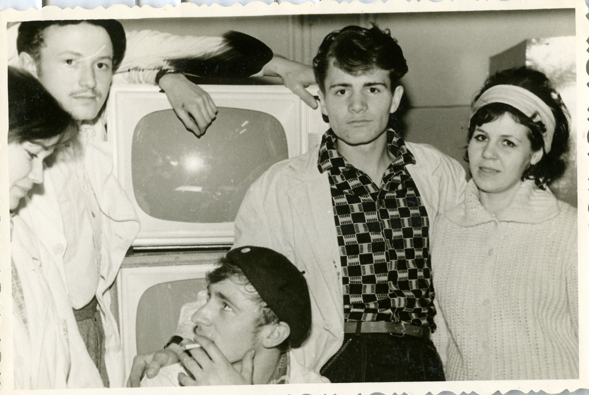 Visual in/and Historical Research