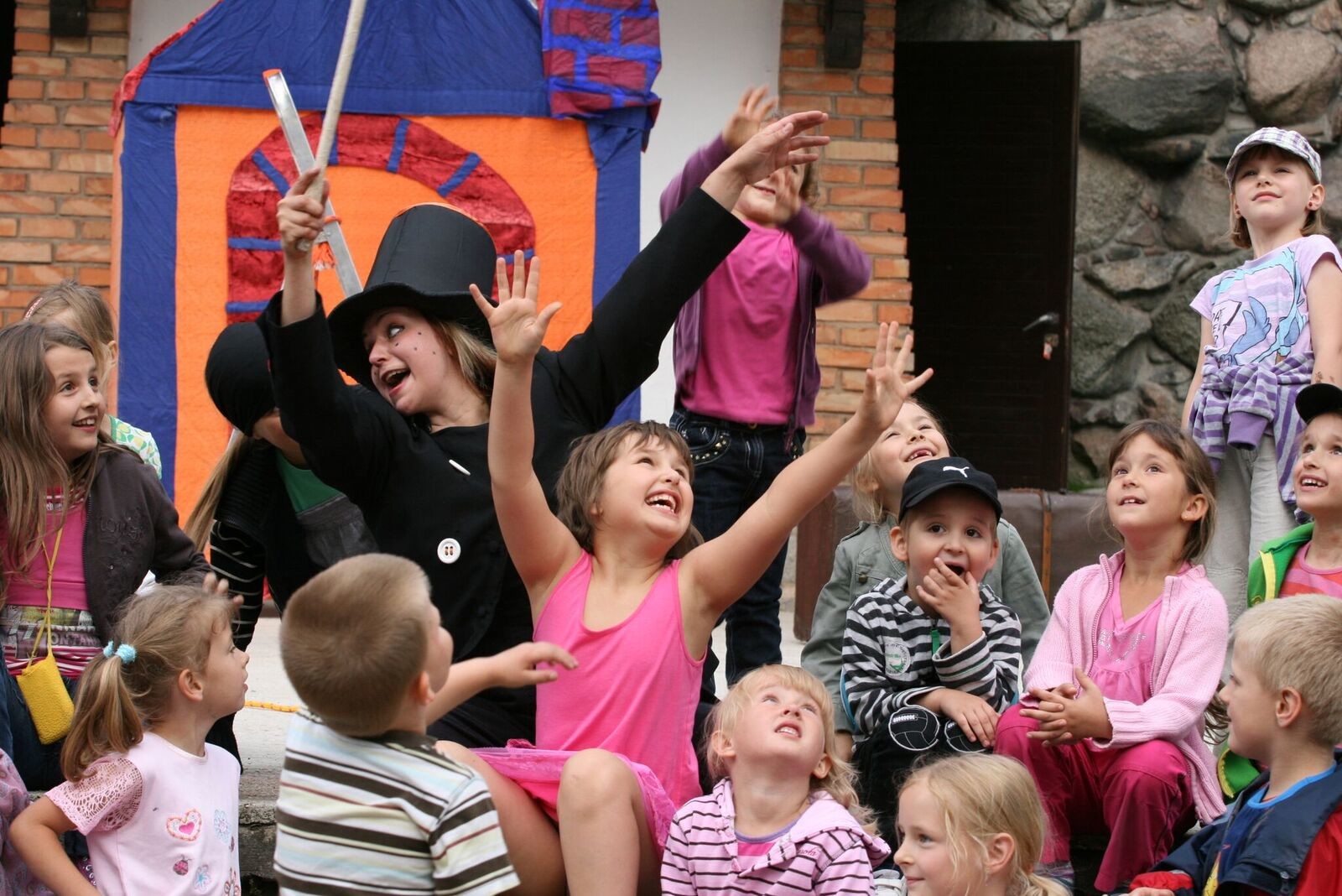 Stimulating Urban Culture: Amateur and Street Theater in Europe’s Cities