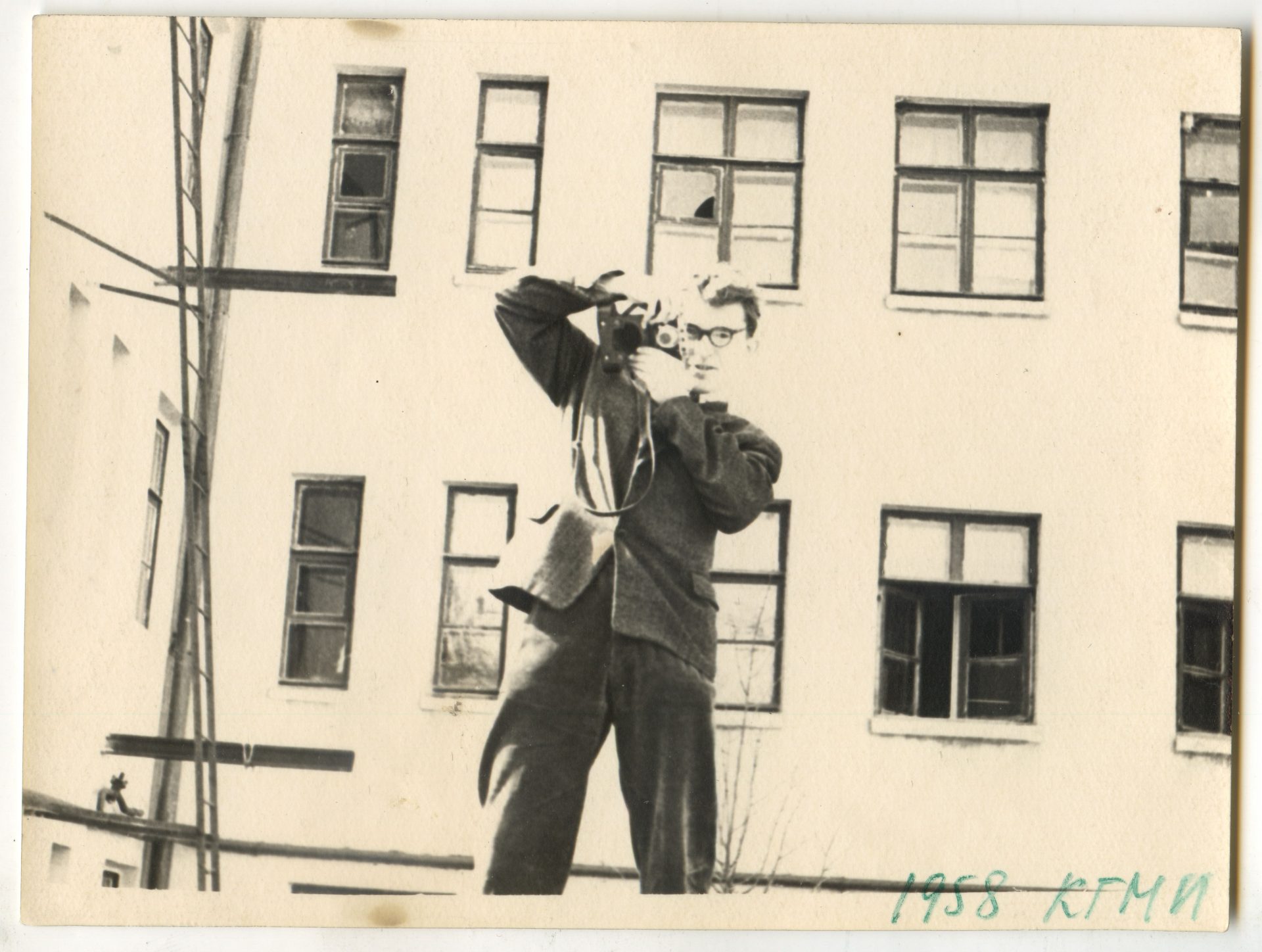 A Photographer for the Factory: Social Roles of Photographers and the Cultural Imagination of the Industrial Age