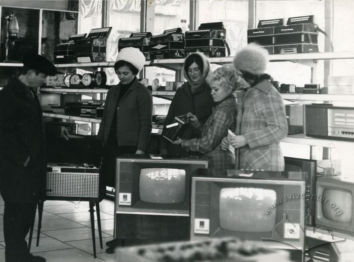 Between Heimat and Fatherland Television: Mediating the Land, Landing the Media in Soviet Ukraine, 1957-1989