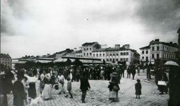 The city and female workers: between productive and reproductive life